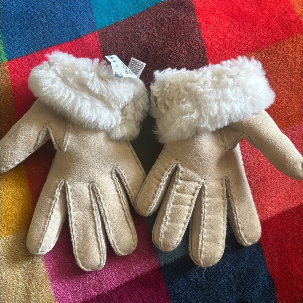 UGG Cream Suede Gloves - Picture 5 of 6